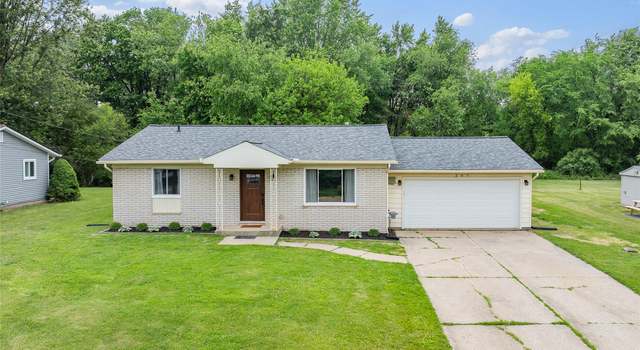 Photo of 207 W Peterson Dr, Brighton, MI 48114