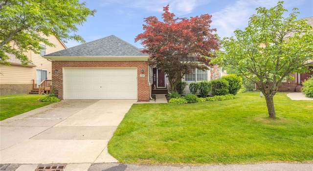 Photo of 31207 Barrington Dr, Novi, MI 48377