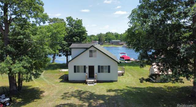 Photo of 6575 Circle Dr, Harrison, MI 48625