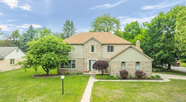 Photo of 8924 Woods Edge Dr, Commerce Twp, MI 48382