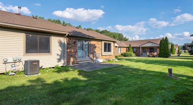 Photo of 32721 Stoneybrook Ln, Macomb, MI 48026