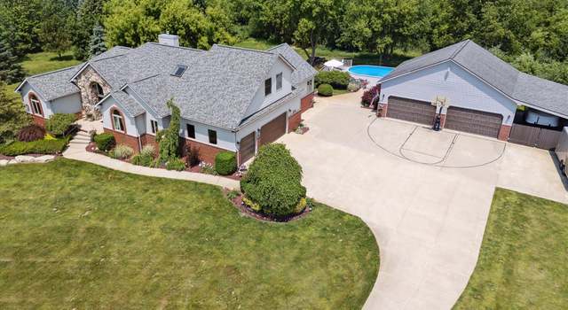 Photo of 2365 Chilson Meadows Ln, Howell, MI 48843