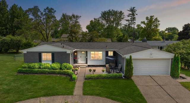 Photo of 25692 Chapelweigh Dr, Farmington Hills, MI 48336