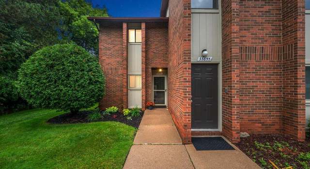 Photo of 33847 Pondview Cir, Livonia, MI 48152
