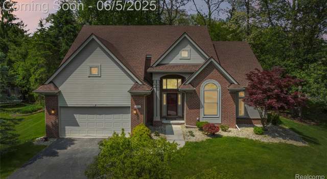 Photo of 4610 Woodbine Cir, West Bloomfield, MI 48323