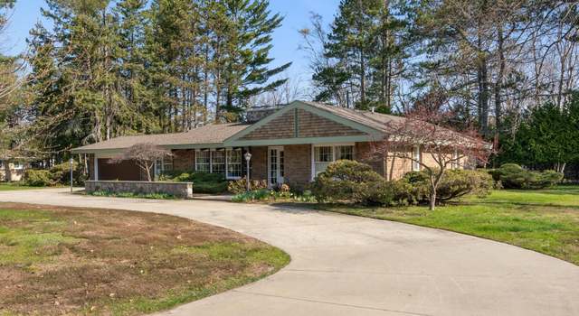 Photo of 807 E Dixon Ave, Charlevoix, MI 49720
