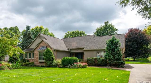 Photo of 3331 Luanne Drive Dr, Commerce Township, MI 48382