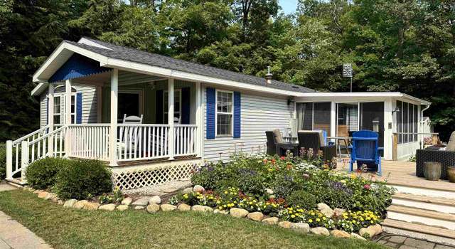Photo of 13372 N Knollwood Dr, Northport, MI 49670