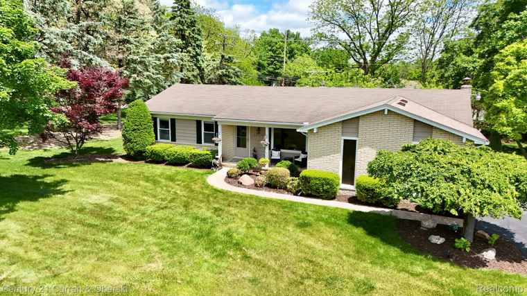 Photo of 22356 Connemara Dr Northville, MI 48167