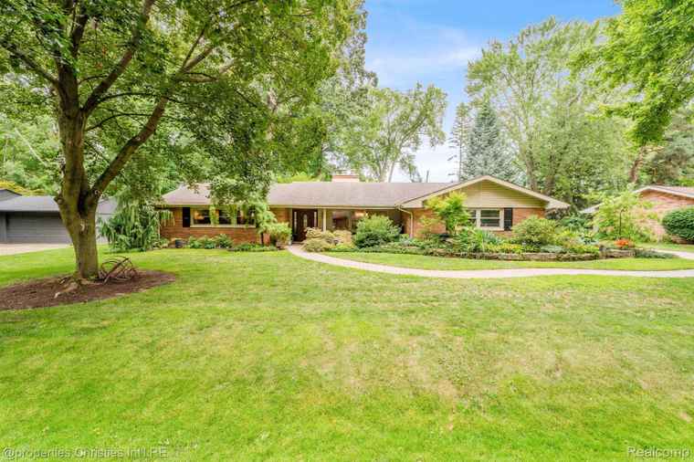 Photo of 3066 Oakhill Dr Troy, MI 48084
