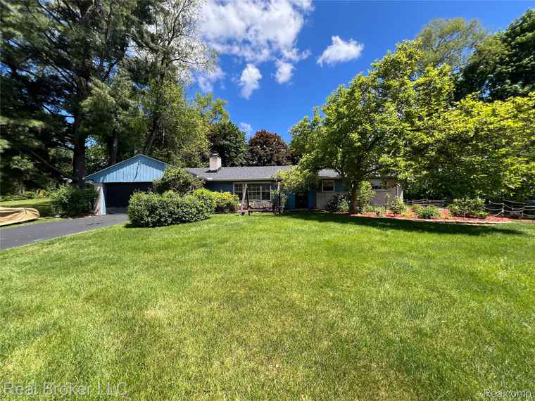 Photo of 33200 Raphael Rd Farmington, MI 48336