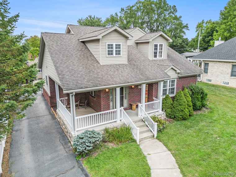 Photo of 20019 Farmington Rd Livonia, MI 48152