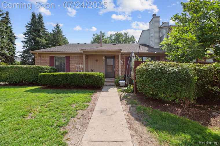 Photo of 38819 Country Cir Farmington Hills, MI 48331