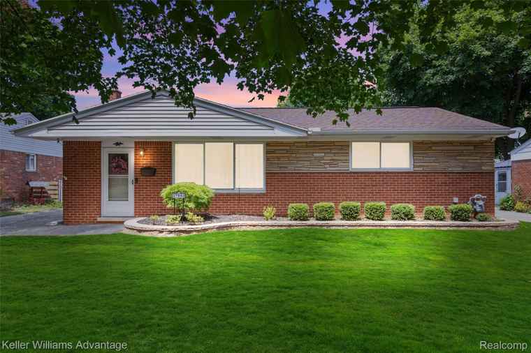 Photo of 37862 Parkhurst St Livonia, MI 48154
