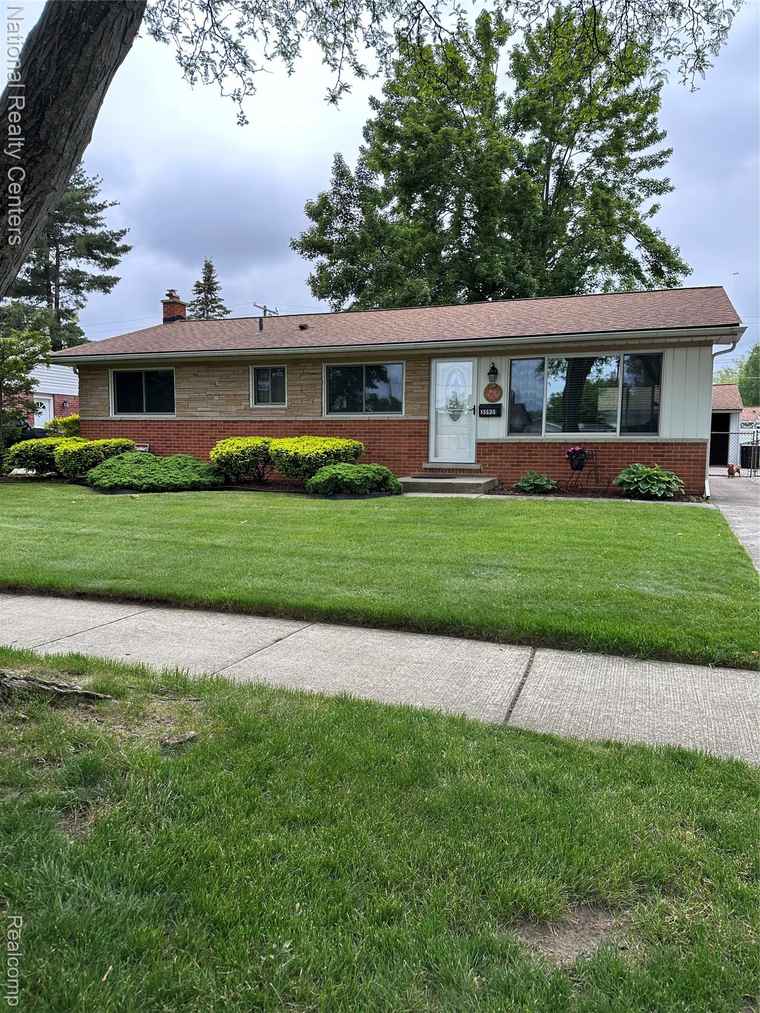 Photo of 35951 Dover St Livonia, MI 48150
