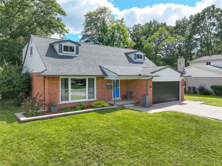 Photo of 15958 Shadyside Dr Livonia, MI 48154