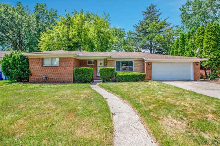 Photo of 27405 La Rose Dr Warren, MI 48093