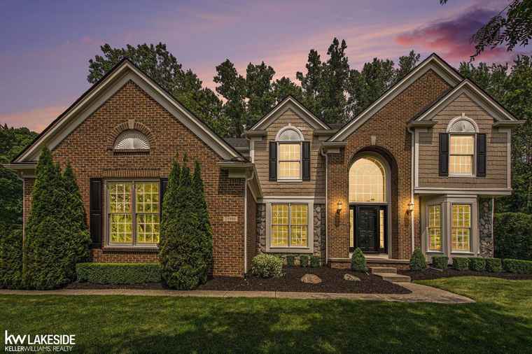 Photo of 25986 Glenmoor St Novi, MI 48374