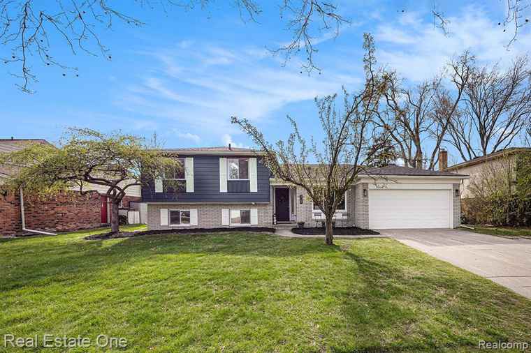 Photo of 3749 Kings Point Dr Troy, MI 48083