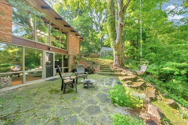 Photo of 32981 Biddestone Ln Farmington Hills, MI 48334