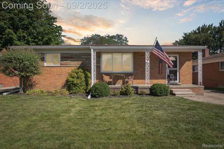 Photo of 11483 Newbern Dr Warren, MI 48093