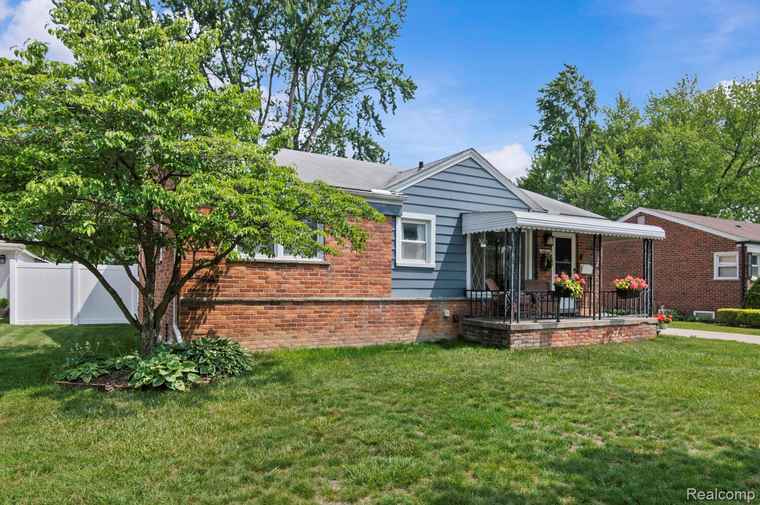 Photo of 29948 Hathaway St Livonia, MI 48150