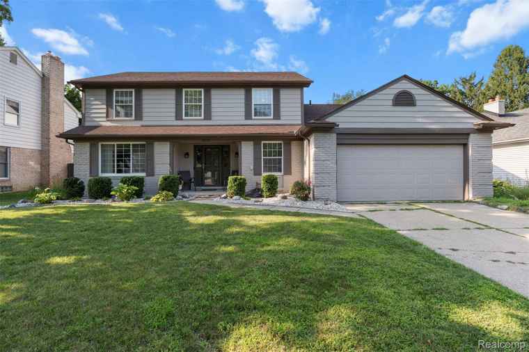 Photo of 2025 Highbury Dr Troy, MI 48085