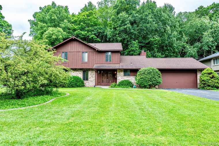 Photo of 34325 Oak Forest Dr Farmington Hills, MI 48331