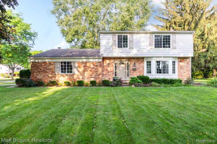 Photo of 3715 Ledge Dr Troy, MI 48084