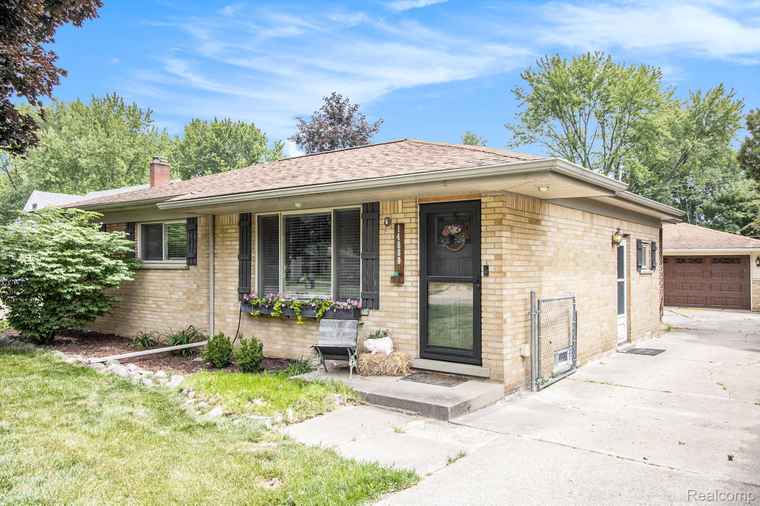 Photo of 14880 Lyons St Livonia, MI 48154