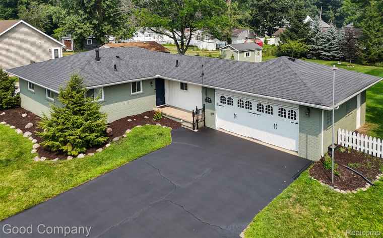 Photo of 385 Trombley Dr Troy, MI 48083