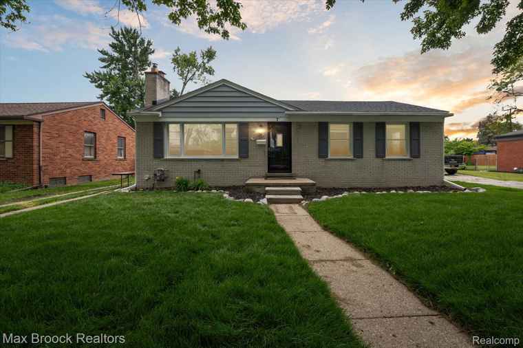 Photo of 32729 W Chicago St Livonia, MI 48150