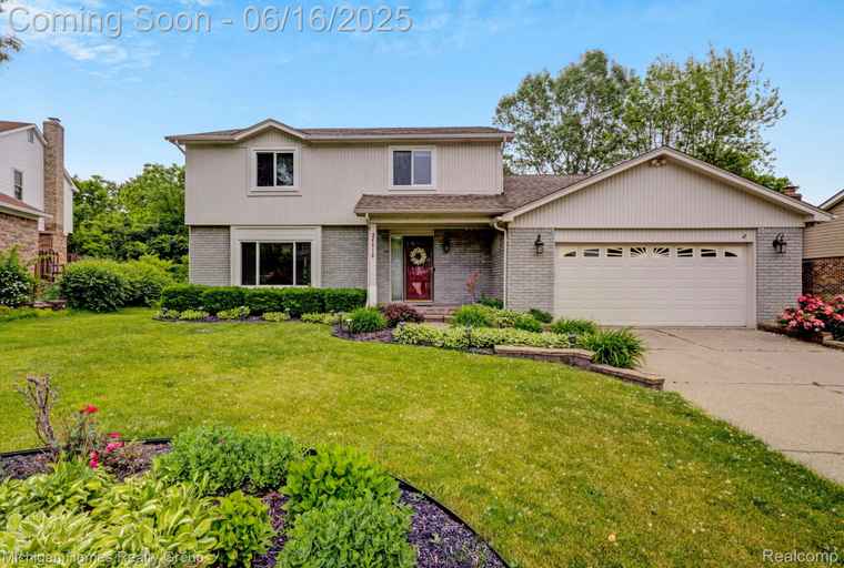 Photo of 34516 Bunker Hill Dr Farmington, MI 48331