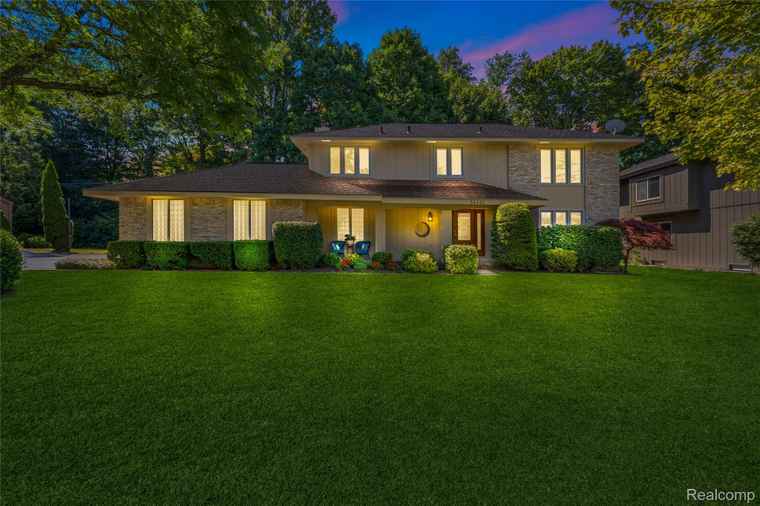 Photo of 34451 Oak Forest Dr Farmington, MI 48331