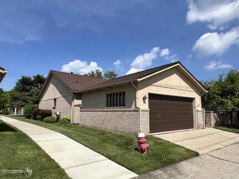 Photo of 13939 Harrington Dr Warren, MI 48088