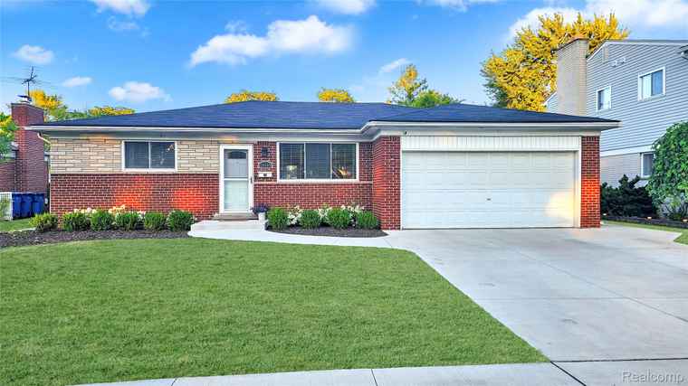 Photo of 29666 Apolonia Dr Warren, MI 48092