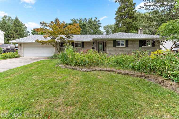 Photo of 17398 Westbrook Dr Livonia, MI 48152