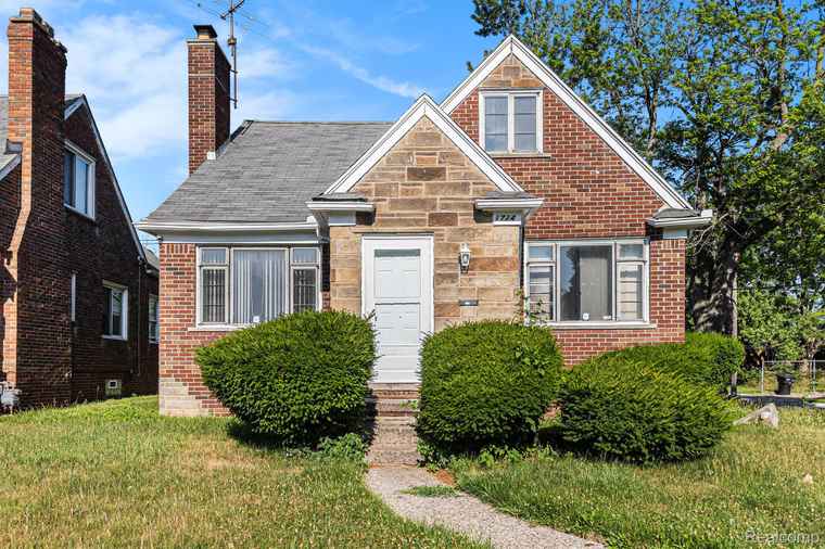 Photo of 17241 Rowe St Detroit, MI 48205