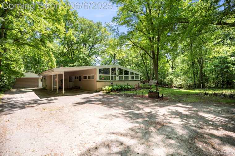 Photo of 25022 Pimlico Ct Farmington Hills, MI 48336