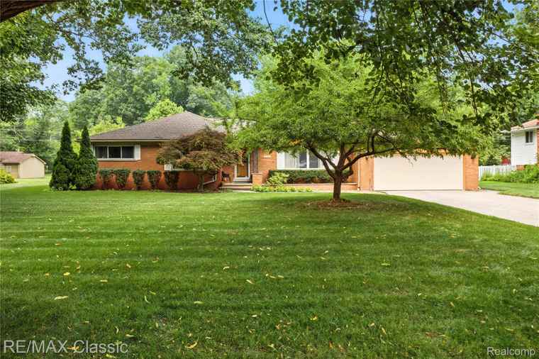 Photo of 415 Booth Rd Troy, MI 48085
