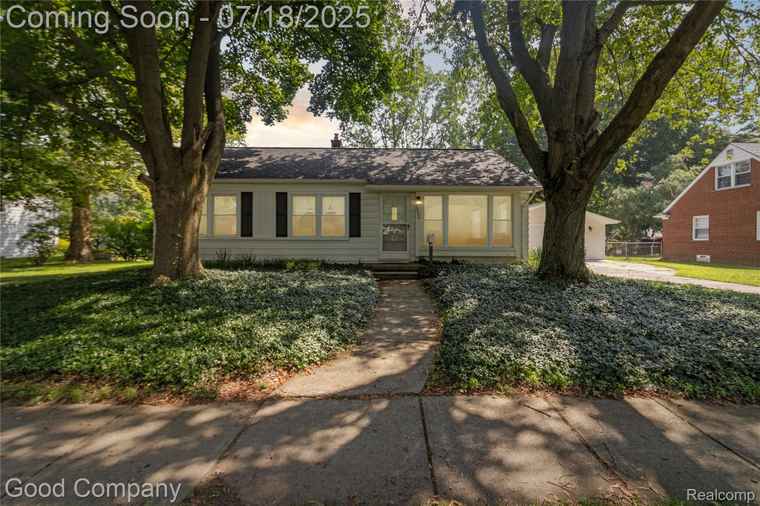 Photo of 15694 Edington St Livonia, MI 48154