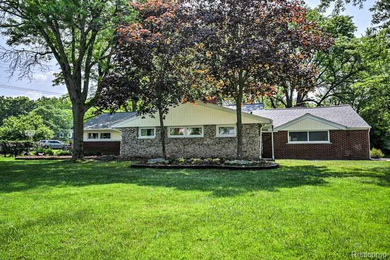 Photo of 23880 Glencreek Dr Farmington Hills, MI 48336