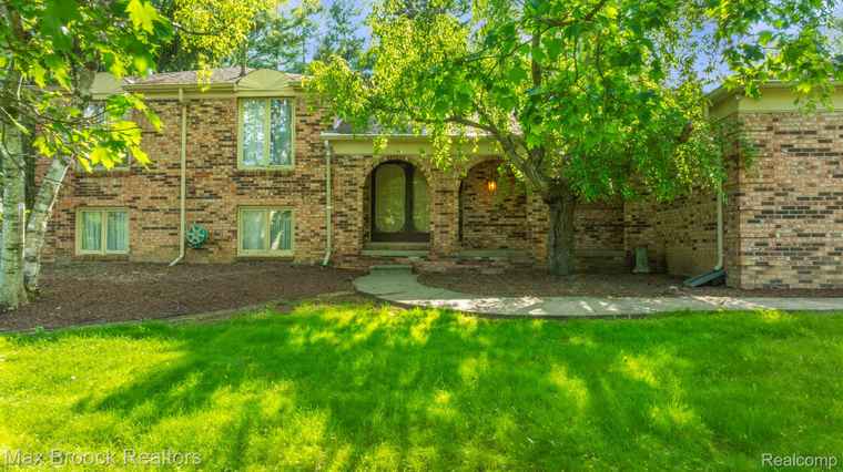 Photo of 26086 Hidden Valley Dr Farmington Hills, MI 48331