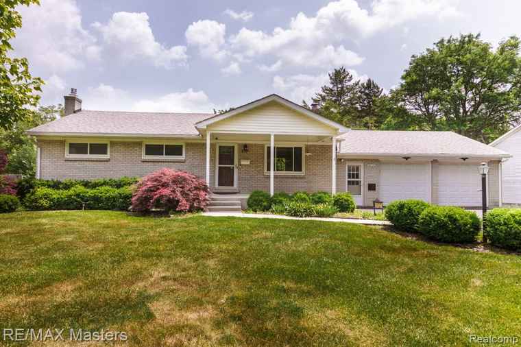 Photo of 5820 Houghten Dr Troy, MI 48098