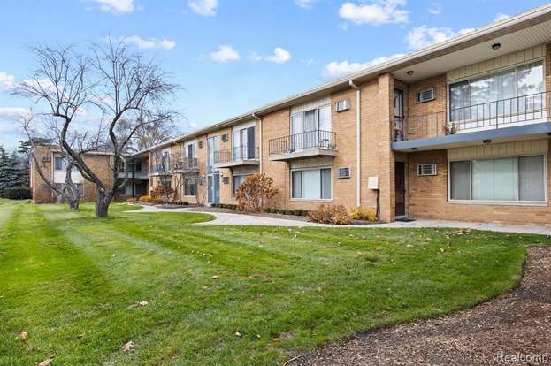 Somerset Collection Atrium, The three-story north side of S…