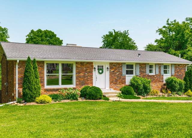 Property at 113 La Vista Dr, Hendersonville, TN 37075, 4 beds, 2 baths