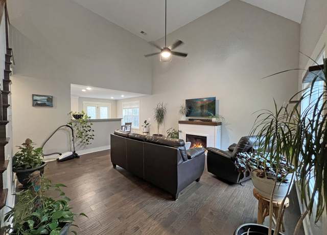 Property at 731 Hogan Rd, Clarksville, TN 37043, 4 beds, 2.5 baths