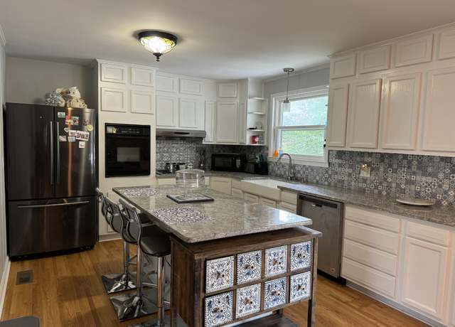 Property at 136 Kingswood Dr, Clarksville, TN 37043, 3 beds, 1.5 baths
