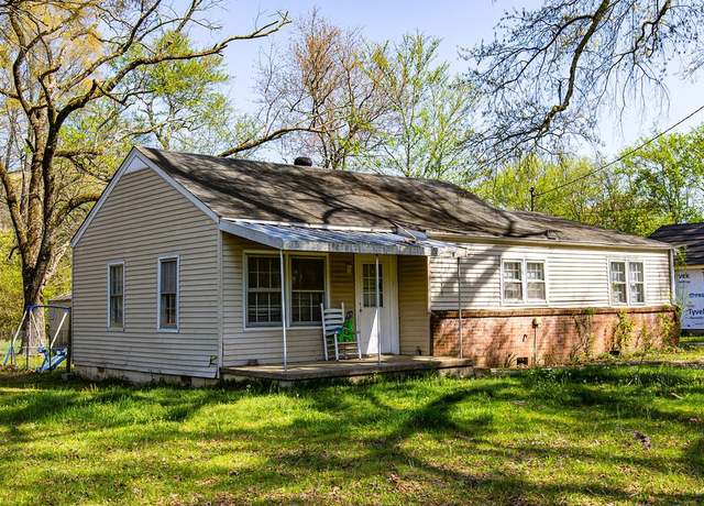 Property at 1701 E Lincoln St, Tullahoma, TN 37388, 3 beds, 1 bath