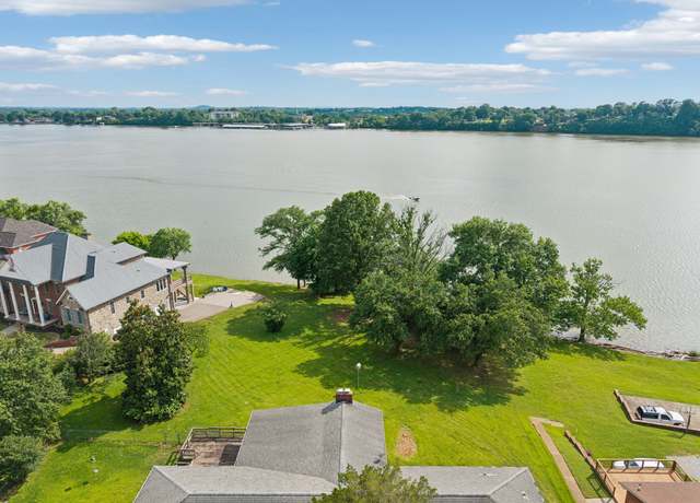 Property at 132 Circle Dr, Hendersonville, TN 37075, 4 beds, 4 baths